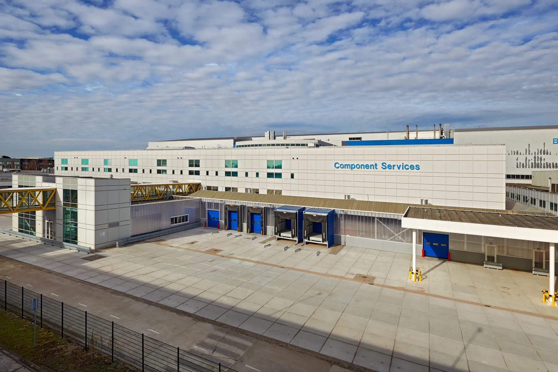 Gevel en laaddocks van KLM Component Services bij Hangar 14 op Schiphol