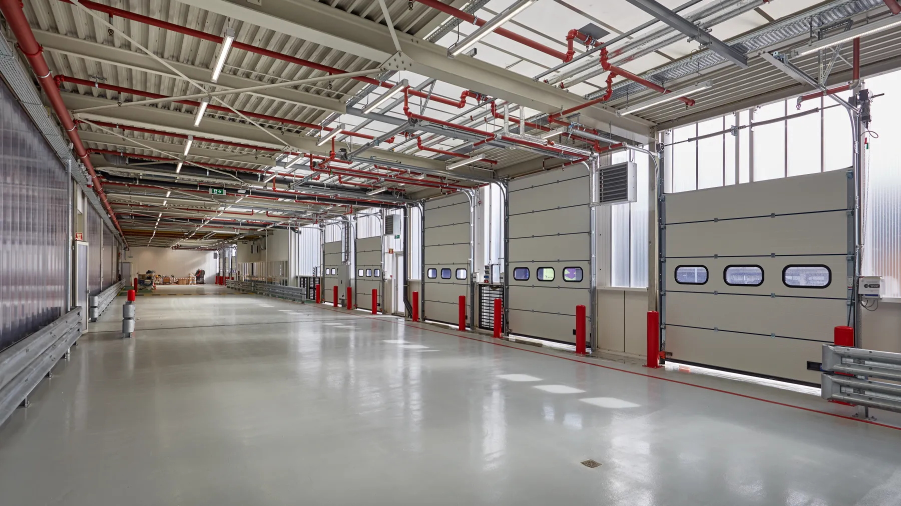Binnenzijde van de laadzone met overheaddeuren en staalconstructie in KLM Hangar 14