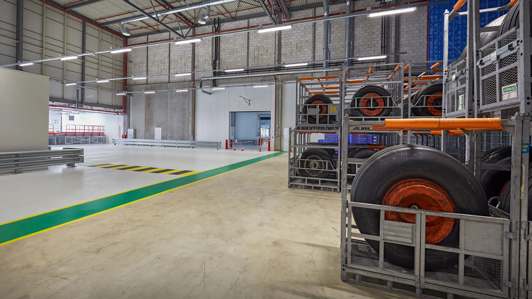 Opslag van vliegtuigwielen in de bedrijfshal van KLM Hangar 14 op Schiphol