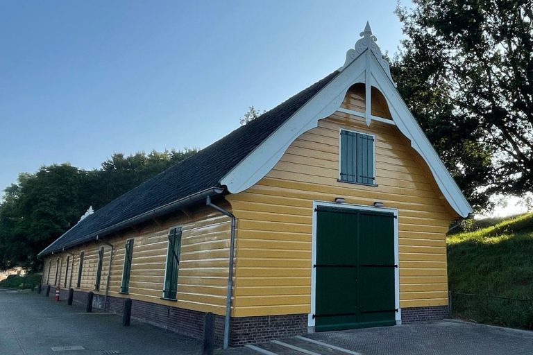 <span class="dwsd-project-subtitle" style="display: block; font-size: 1.2em; color: #666; margin-bottom: 5px;">Een historisch militair erfgoed uit 1882</span>De Gele Loods in Naarden