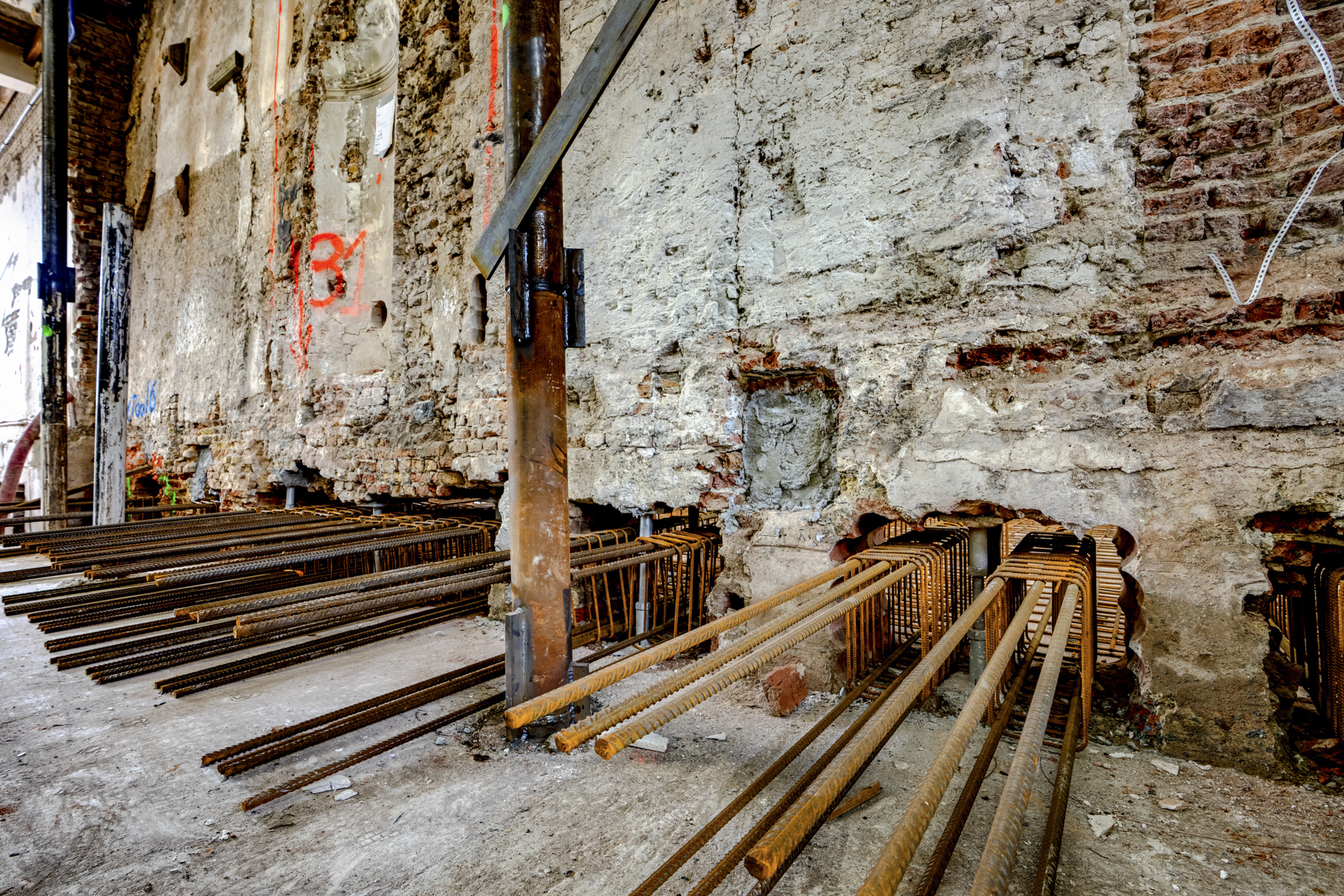 Wapening voor het funderingsherstel onder de historische muren van het Westfries Museum