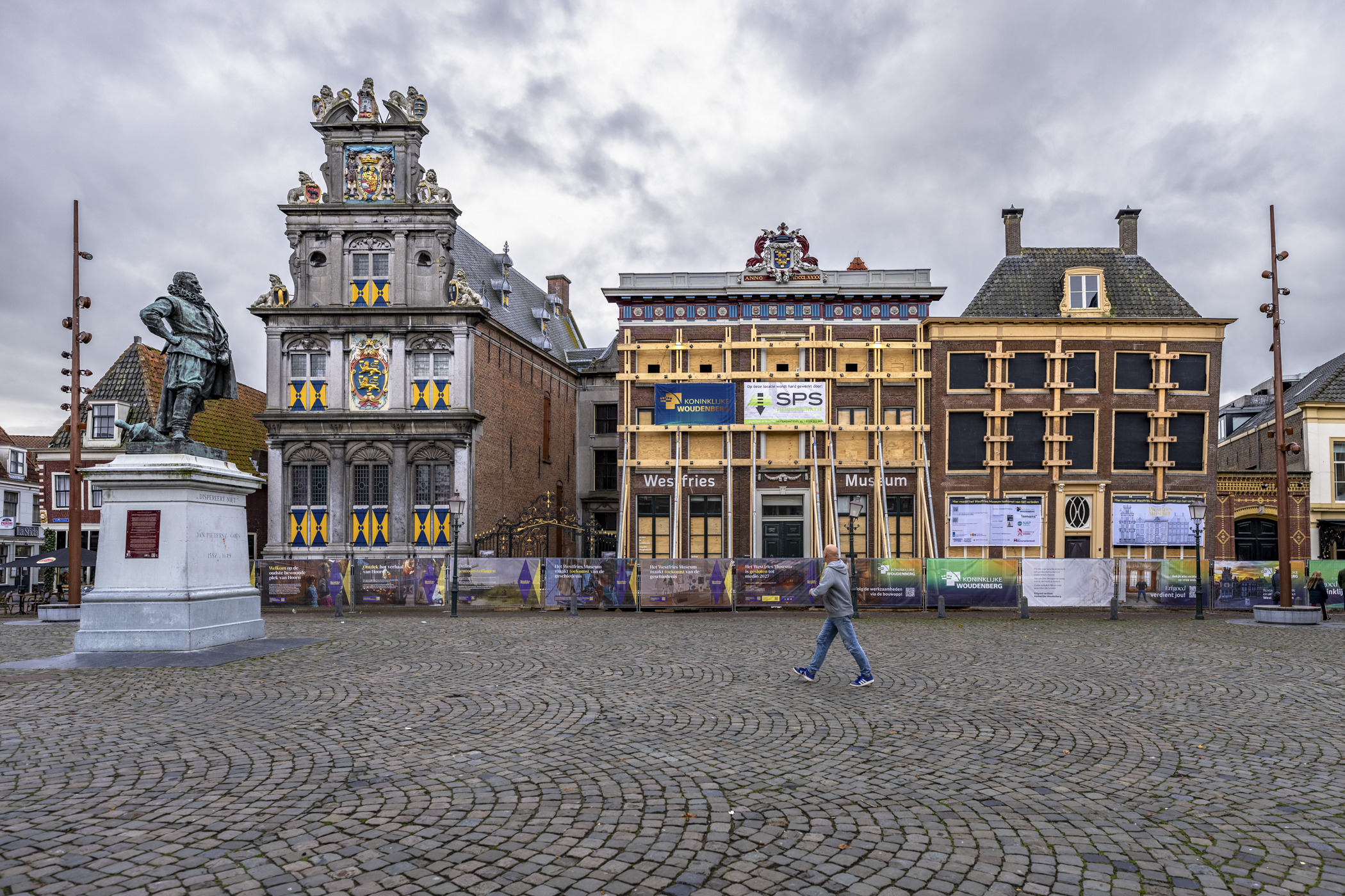 Voorgevel van het Westfries Museum in Hoorn tijdens de renovatie