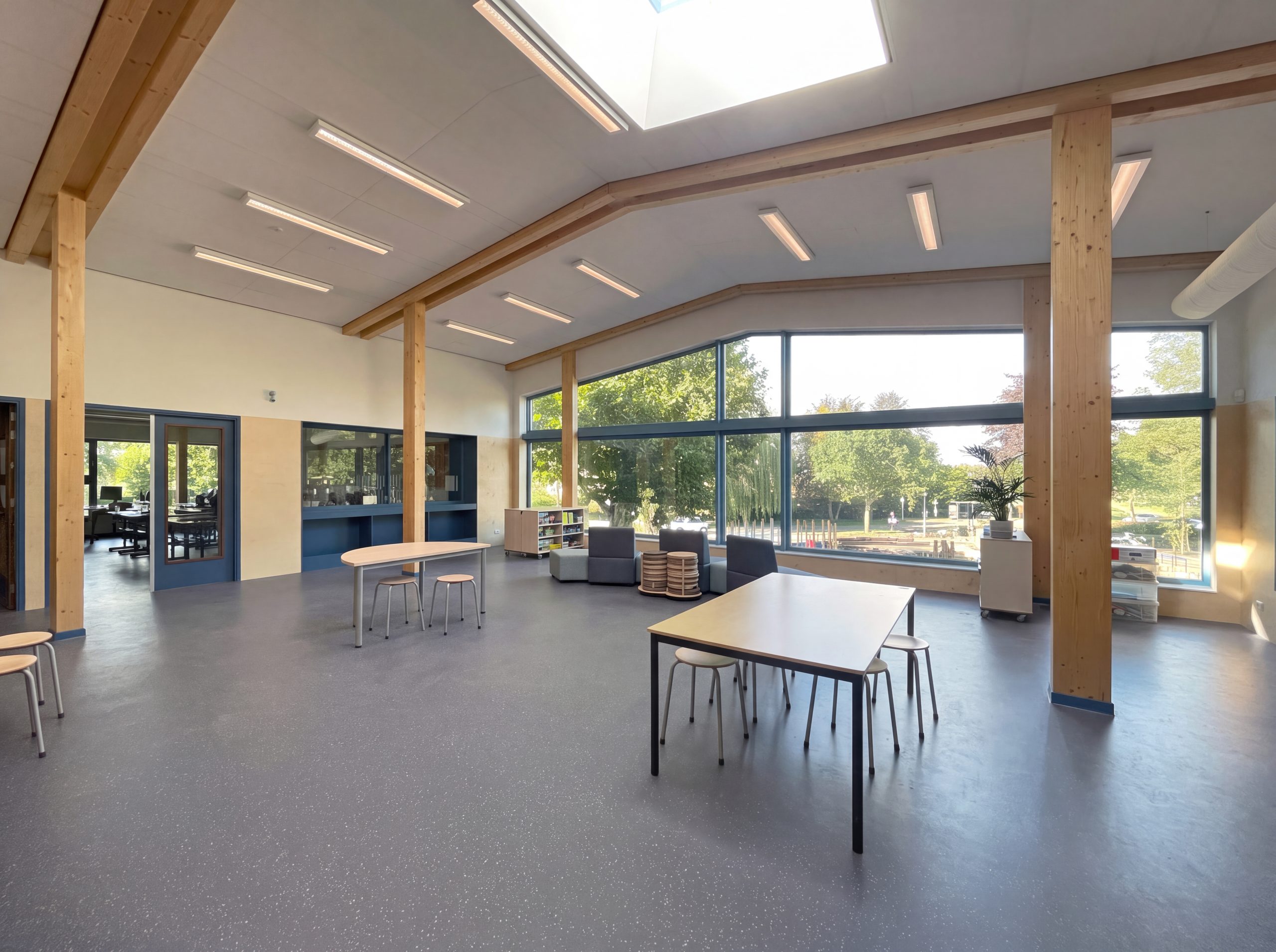 Leerplein van Kindcentrum De Wiekslag met zichtbare houten kolommen en spanten en veel daglicht