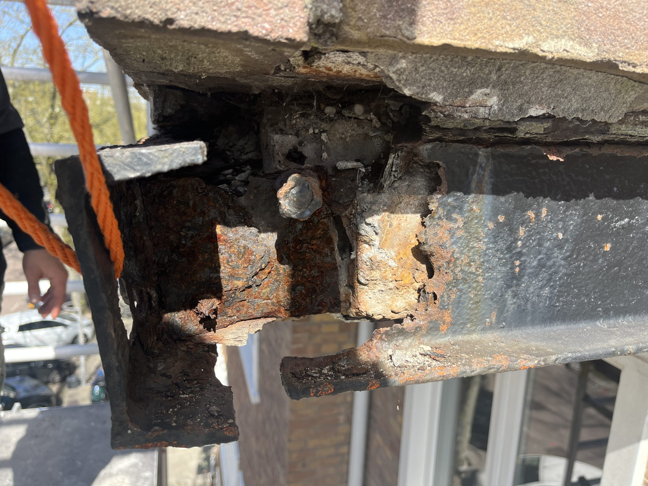 Ernstig gecorrodeerde stalen onderdelen bij een bestaande balkonconstructie