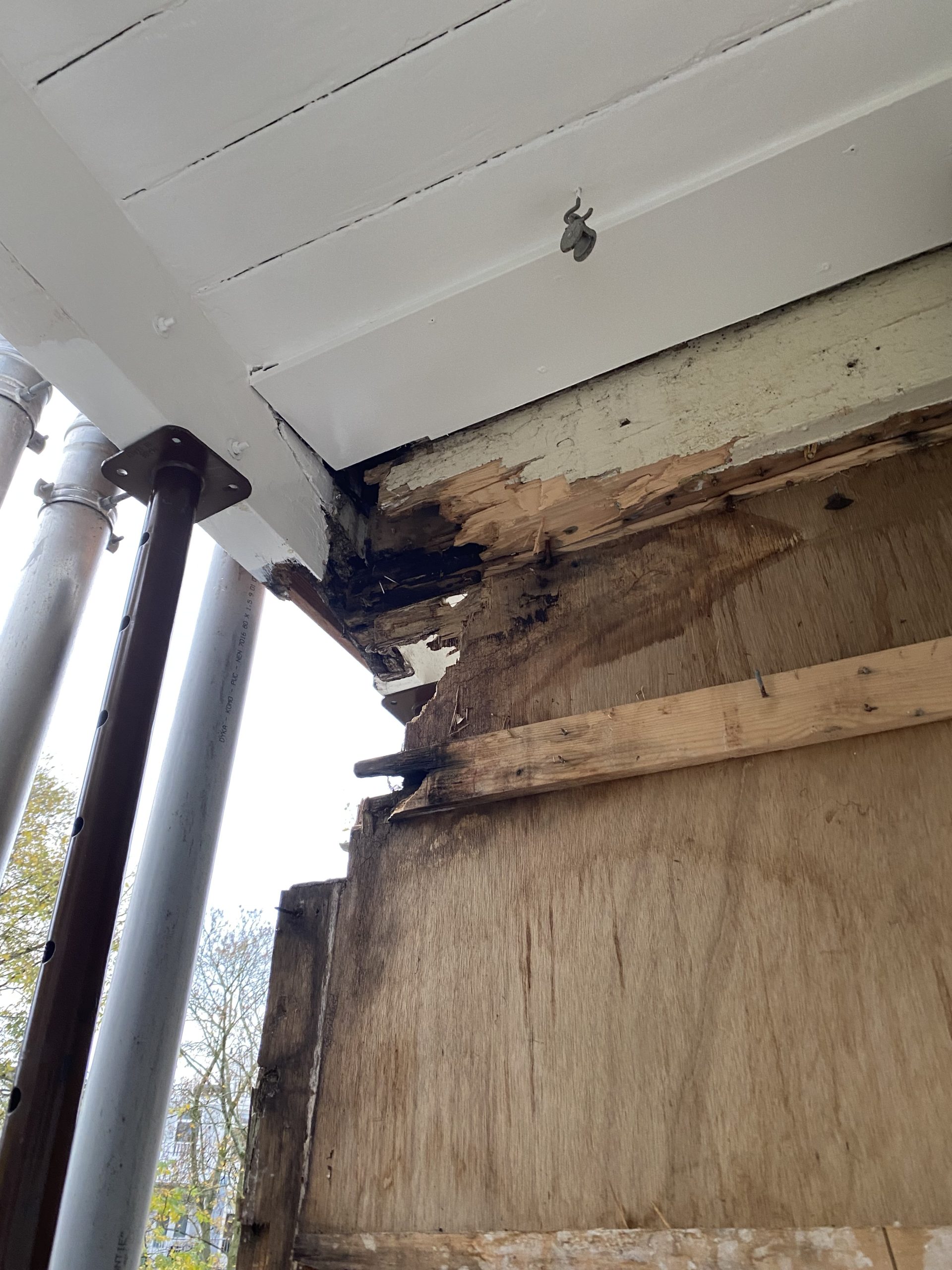 Houtaantasting in een dragend onderdeel van een houten balkon