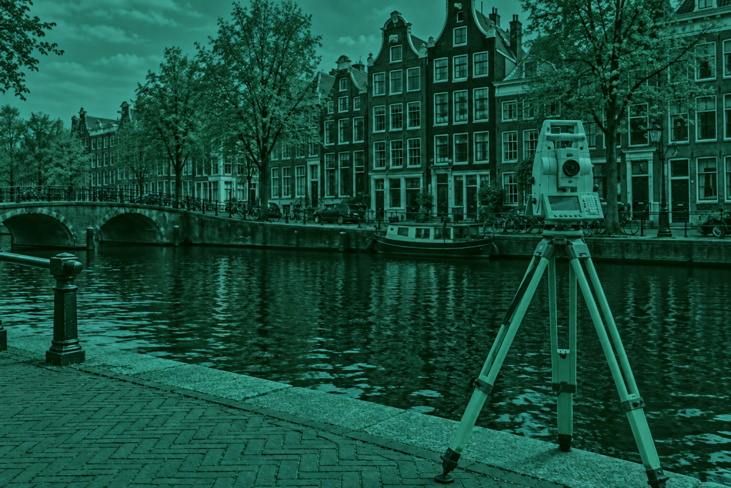 Landmeetapparaat op statief aan een Amsterdamse gracht
