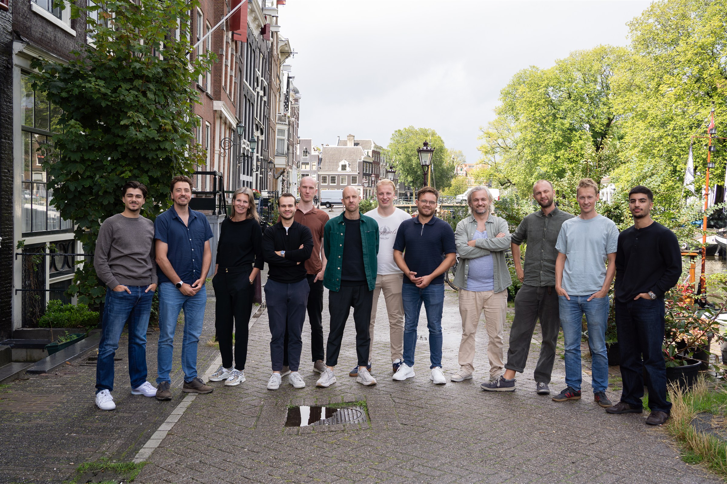 Groepsfoto van het team van NAP Ingenieurs aan de Brouwersgracht in Amsterdam, september 2026